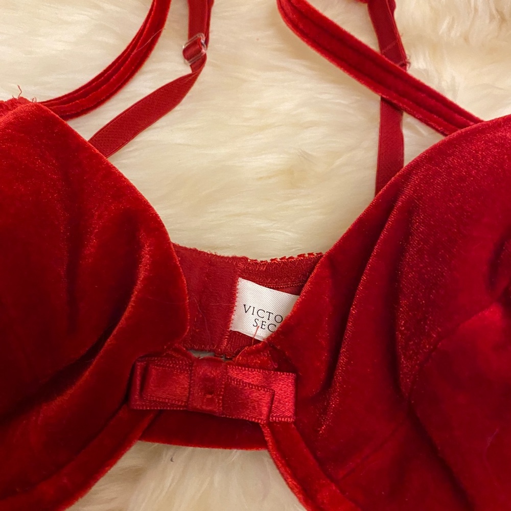 Like New Victoria’s Secret RED HOT VELVET BRA